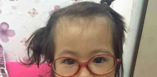 tre-em-choi-dien-thoai